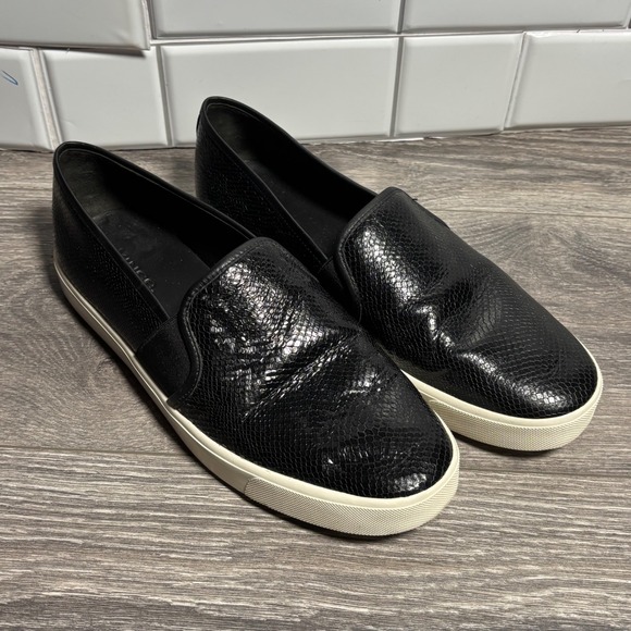 Vince Blair 5 Black Snake Print Slip On Sneakers Womens Size 8.5 Low Top Leather - Picture 3 of 11